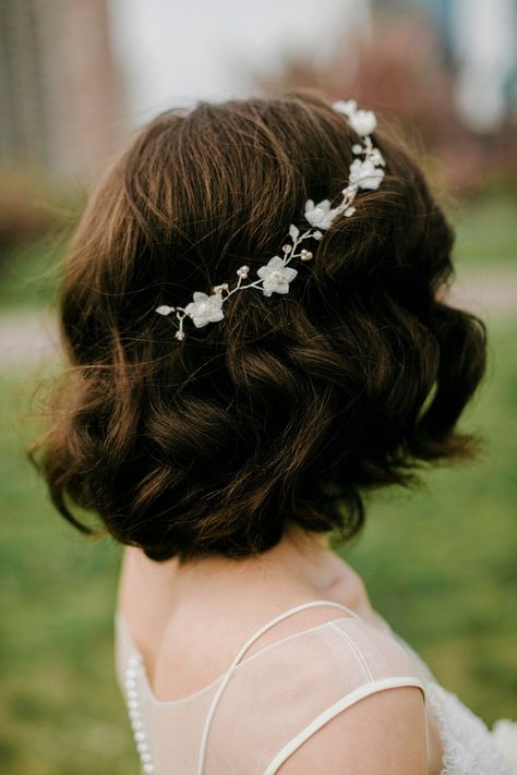 Brushed-out curls and a dainty flower crown add a sweet femininity. Loose Curls Short Hair, Bob Wedding Hairstyles, Wedding Hairstyles Medium Length, Quinceanera Hairstyles, How To Curl Short Hair, Best Wedding Hairstyles, Trendy Wedding Hairstyles, Wedding Hair Flowers, Short Wedding Hair