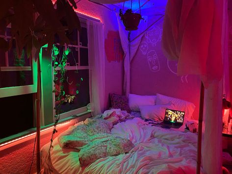 80s Neon Bedroom, Neon Room Aesthetic, Neon Plants, Apartment Manifestation, Neon Bathroom, Neon Bedding, Crib Ideas, Green Bedroom Design, Bedroom Neon