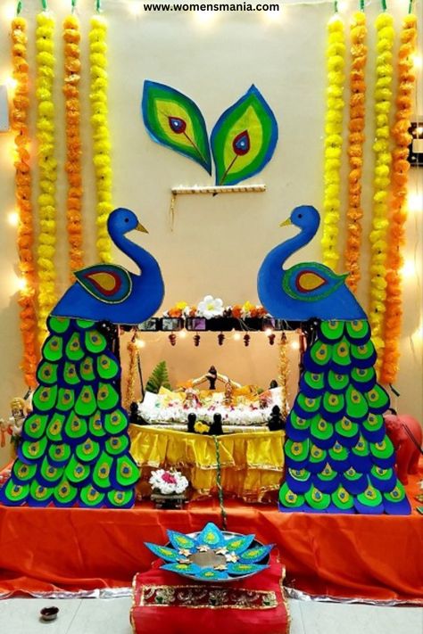 Below are the 20 simple and beautiful Janmashtami decoration ideas. Take a look at them! Janamastmi Decoration At School, Krishna Janamastmi, Ganpati Decoration Theme, Ganpati Decor, Mandir Decoration, Ganesh Chaturthi Decoration, Kerajinan Diy, Ganpati Decoration At Home, Janmashtami Decoration