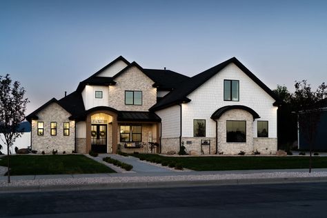 Colonial White Ridgestone | IDEA GALLERY Harristone Exterior, Austin White, English Classic, Manufactured Stone Veneer, Natural Stone Veneer, Stone Gallery, Stone Architecture, Stone Siding, Manufactured Stone