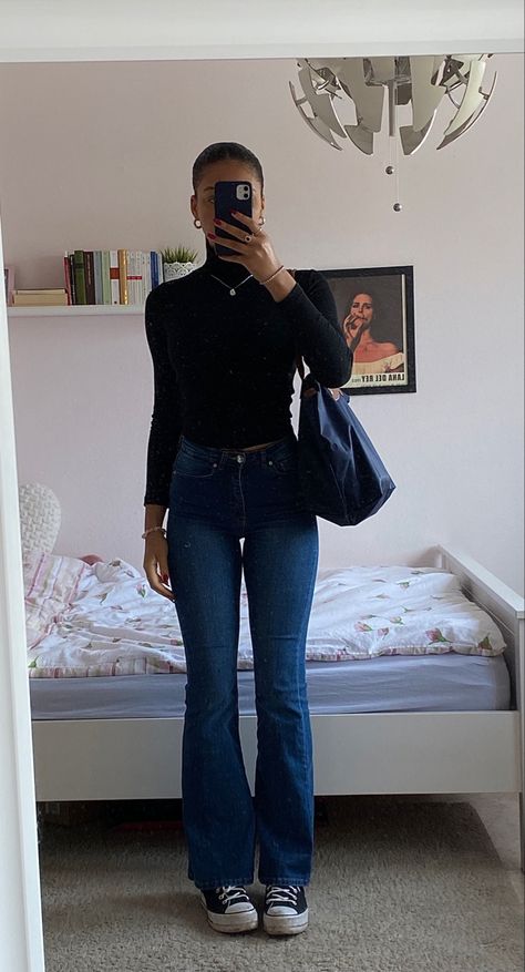 Blue Flared Jeans Outfit, Blue Flare Jeans Outfit, Dark Blue Flared Jeans, Flare Jeans Outfit Winter, Flared Jeans Outfit Fall, Dark Washed Jeans Outfit, Jins Biru, Dark Blue Jeans Outfit, Flair Jeans Outfit