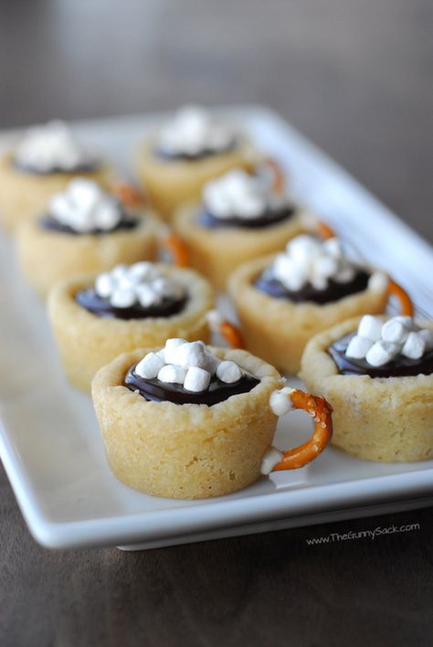 hot chocolate cookie cup - how totally adorable are these! Hot Chocolate Cookie Cups, Chocolate Cookie Cups, Hot Chocolate Cookie, Hot Chocolate Cookies Cups, Pillsbury Sugar Cookies, Amish Books, Hot Chocolate Cookies, Sugar Cookie Dough, Oreo Dessert