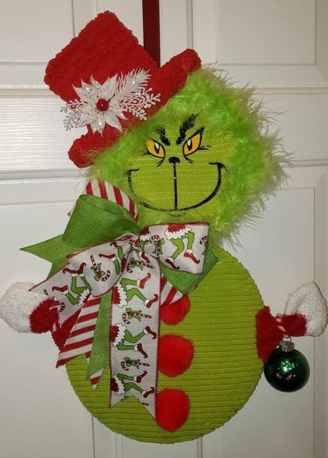 Diy Crochet Christmas Tree, Grinch Door Hanger, Diy Crochet Christmas, Grinch Craft, Grinch Christmas Decor, Crochet Christmas Tree Skirt, Grinch Door, Grinch Stuff, Grinch Crafts