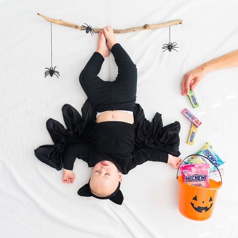 Bat Baby Costume, Baby Bat Photoshoot, Bat Photoshoot, Kids Halloween Photoshoot, Baby Halloween Photoshoot, Halloween Baby Photoshoot, Halloween Shot Ideas, Spooky Photoshoot, First Halloween Costumes