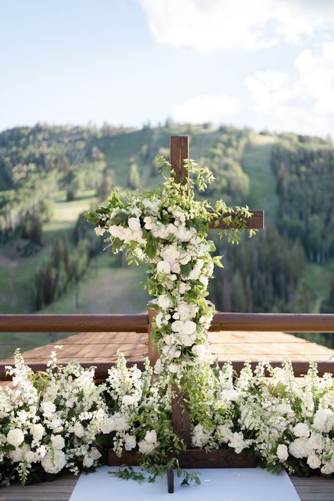 Green Wedding Ceremony, Wedding Ceremony Altar, Greenery Ceremony, Delphinium White, White Spray Rose, White Delphinium, Ceremony Altar, White And Green Wedding, Hydrangea White