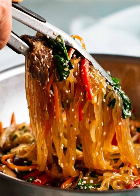 Picking up Japchae - Korean noodles Korean Buckwheat Noodles, Korean Food Jajangmyeon, Sweet Potato Glass Noodles Recipe, Jap Chae Recipe, Glass Noodle Recipes, Japchae Recipe Korean, Korean Noodle Recipes, Jap Chae, Japchae Recipe