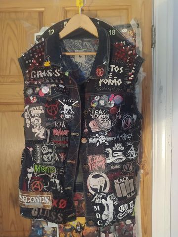 Vest Ideas, Punk Vest, Punk Fashion Diy, Crust Punk, Alt Clothes, Punk Patches, Battle Jacket, Punk Outfits, Swaggy Outfits