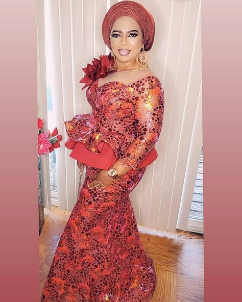 Owambe Show-Stopper  @ohsegele 🙏❤❤😍😍 #owambevibes # Lace Styles For Women, Lace Blouse Styles, Styles For Women Over 50, Lace Skirt And Blouse, Lace Styles For Wedding, African Weddings, Nigerian Lace Styles, Kid Hair, Ankara Long Gown Styles