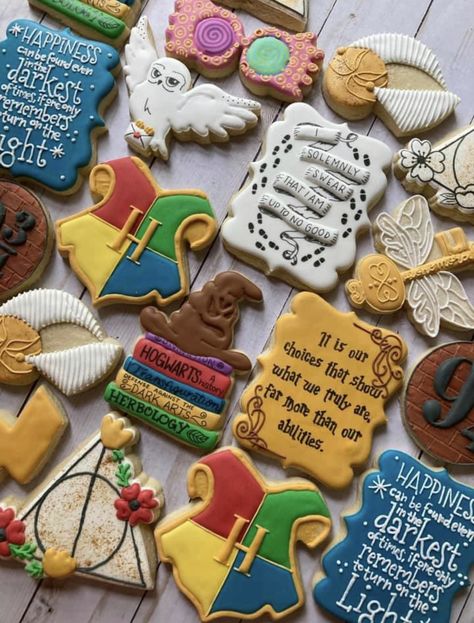 Harry Potter Christmas Cookies, Hogwarts Cookies, Harry Potter Cookies Decorated, Hp Cakes, Harry Potter Sweets, Harry Potter Cookies, Bday Cookies, Harry Potter Treats, Harry Potter Desserts