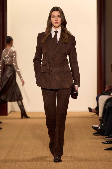 Ralph Lauren Fall 2024 Ready-to-Wear https://www.vogue.com/fashion-shows/fall-2024-ready-to-wear/ralph-lauren/slideshow/collection#27 Ralph Lauren 90s Runway, Ralph Lauren Runway, 90s Minimalism, Ralph Lauren 90s, Ralph Lauren Suits, Fall Runway, Ralph Lauren Fall, Ralph Lauren Blazer, Brown Suits