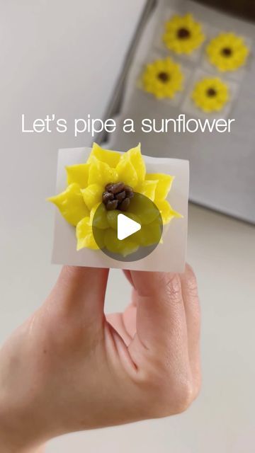 Icing Sunflowers On Cake, Nail Making, Sunflower Cake, Piping Tip, Yellow Petals, Cake Piping, Piping Bag, Cakes And Cupcakes, Buttercream Recipe