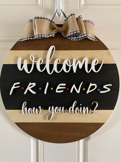 Friends How You Doin Sign - Etsy Friends Sign, Friends Diy, Welcome Friends, Friends Tv Show, Friends Tv, Hanging Signs, Wall Hanging, Wall Decor, Signs