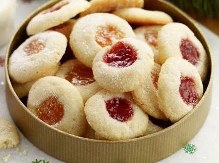 RASPBERRY THIMBLE COOKIES #light #BUTTERY #justapinchrecipes Thimble Cookies, Dash Recipe, Tea Photo, Mojito Recept, Cookies Light, Jam Cookies, Beef Wellington, Thumbprint Cookies, Holiday Cooking