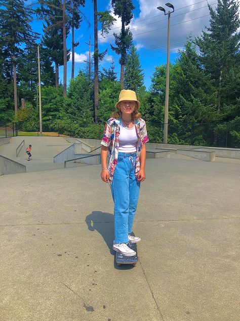 Summer Skateboarding Outfits, Skateboarding Outfits Girl Style, Skater Indie Aesthetic, Skater Style Outfits, Summer Skateboarding, Skater Girl Outfits Grunge Skateboard, Freshman Outfits, Skateboard Aesthetic, Skater Style