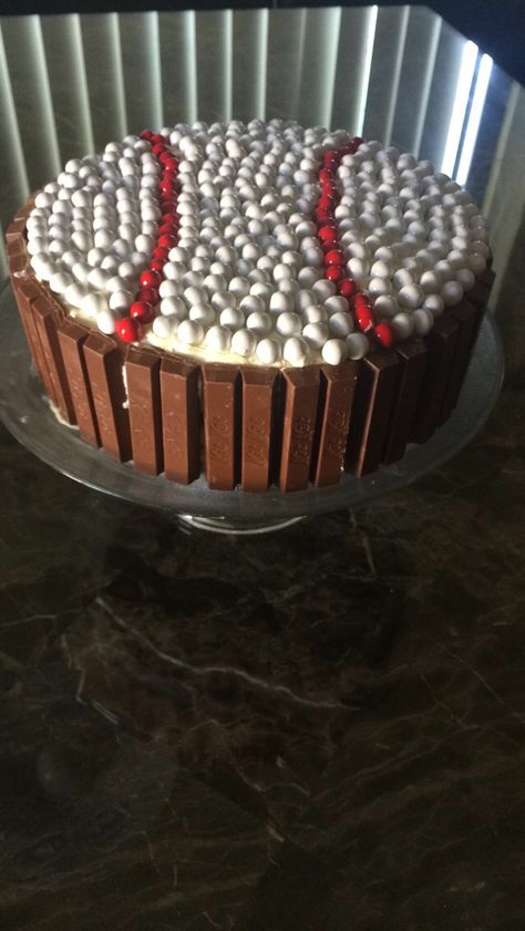 Baseball cake I made for my boyfriend. I stacked two circle cakes together with icing and then put sixlets on top and bordered it with kit kats cause those are his favorite. Baseball Treats, Birthday Cake For Men, Baseball Snacks, Baseball Cupcakes, Cake For Men, Kitkat Cake, Circle Cake, Baseball Cake, Baseball Theme Party