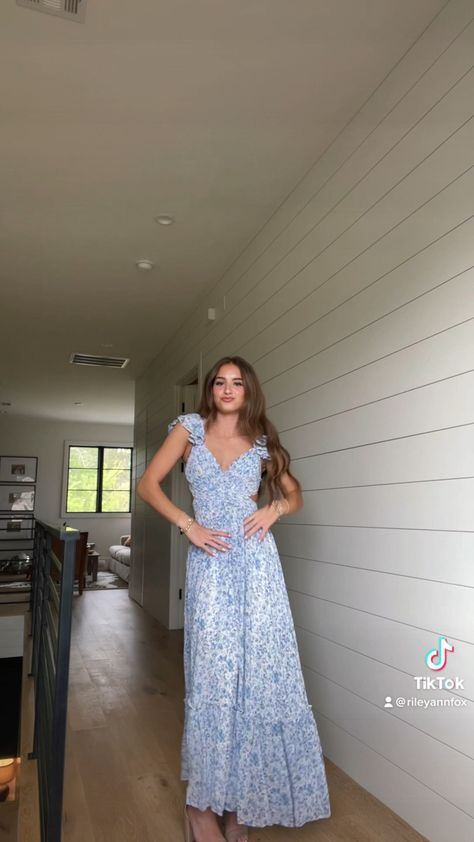 Cute Midi Dresses Summer, Birthday Outfits Long Dresses, Formal Tiered Dress, Pretty Maxi Dresses Summer, Coquette Wedding Guest Dress, Long Dresses Spring, Wedding In Greece Guest Dress, Prom Guest Dress, Sunday Brunch Prom Dress