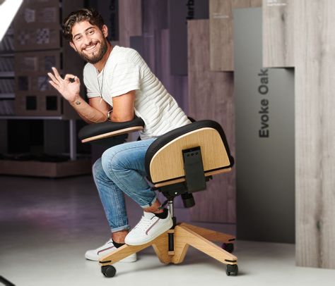 This transforming chair with 10+ seating styles means there is finally a chair that adapts to you! | Yanko Design Adjustable Computer Desk, Kneeling Chair, Office Table Design, Chair Design Wooden, Ergonomic Desk Chair, Diy Office, Office Seating, Diy Chair, Yanko Design