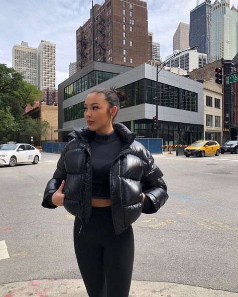 Mariko в Instagram: «City girl @aritzia #aritziapartner» Super Puff Aritzia Outfit, Super Puff Outfit, Super Puff Aritzia, Barbie Ootd, Aritzia Outfit, Women Puffer Jacket, Aritzia Super Puff, Aesthetic Barbie, Silhouette Mode