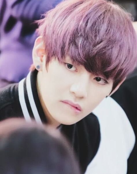 Taehyung Purple Hair, Taehyung Purple, V Purple, V From Bts, Bts Hair Colors, Kpop Amino, V Hair, Taehyung Wallpaper, Unique Faces