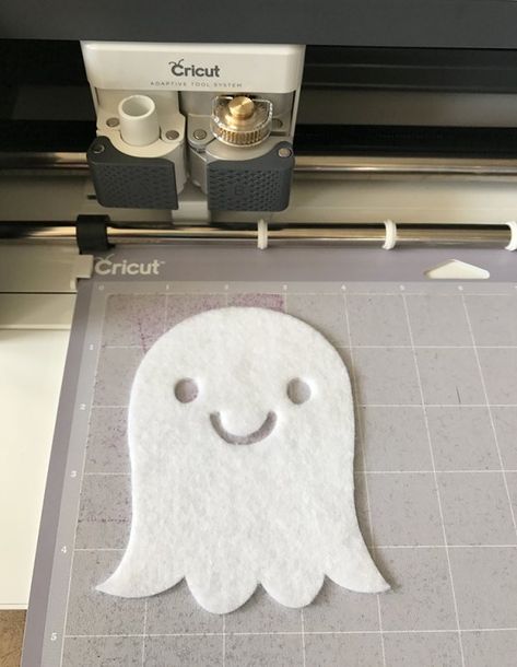 Felt Halloween Decorations, Cricut Banner, Halloween Felt Crafts, Happiness Is Homemade, Easy Halloween Decorations, Felt Crafts Diy, Felt Banner, Cricut Halloween, Balsa Wood