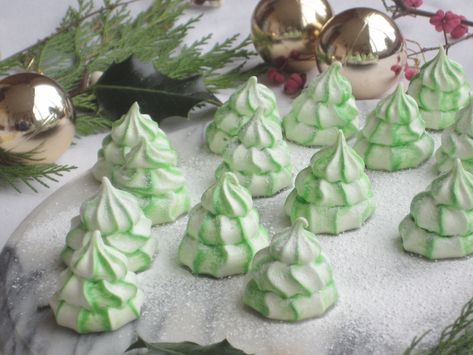 Meringue Piping Techniques, Meringue Cookies Christmas, Christmas Tree Meringue, Tree Meringue, Electric Whisk, Xmas Desserts, Snowman Cake, Christmas Food Gifts, Piping Bag