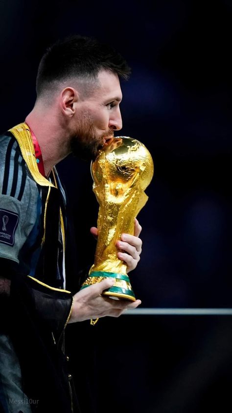 Wc Trophy, Fifa World Cup Trophy, Young Messi, Kendall Jenner News, Lionel Messi Posters, Messi World Cup, Messi Poster, Argentina World Cup, World Cup Trophy