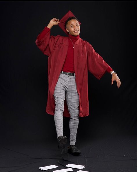 Black Male Graduation Photoshoot, Senior Picture Ideas For Black Guys, Senior Pictures Outfits Men, High School Graduation Outfit Ideas Men, Graduation Photoshoot Men, 8th Grade Graduation Outfit Ideas, Cap And Gown Outfit, Graduation Outfit Ideas High School, High School Graduation Outfit