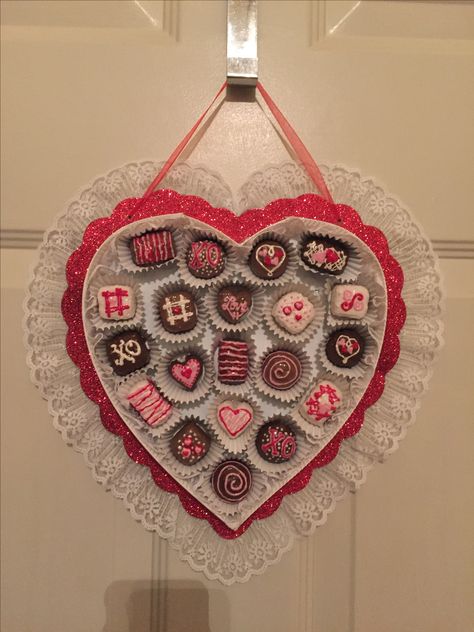 Valentine Wreath Candy Box Valentines Craft Aesthetic, Old Valentines, Chocolate Box Gift Aesthetic, Vintage Chocolate Box Heart, Kids Valentines Day Crafts, Alt Valentines, Vintage Valentines Day Decor, Heart Valentines, Valentines Vibes