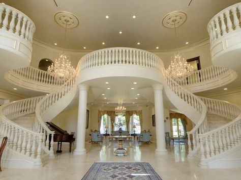 This design gives the stairs and balcony an almost castle like look which will certainly make any home look elegant. Luxury Stairs, Architecture Restaurant, Luxury Staircase, Stair Gallery, Rich Home, Curved Staircase, Mansion Interior, Expensive Houses, Grand Staircase