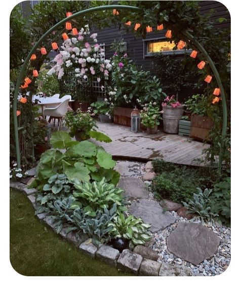 Backyard Garden Decor Ideas, Victorian Yard Ideas, Cottagecore Garden Ideas, Cottage Core Backyard, Witchy Backyard, Minimalist Garden, Garden Walkway, Deck Garden, Whimsical Garden