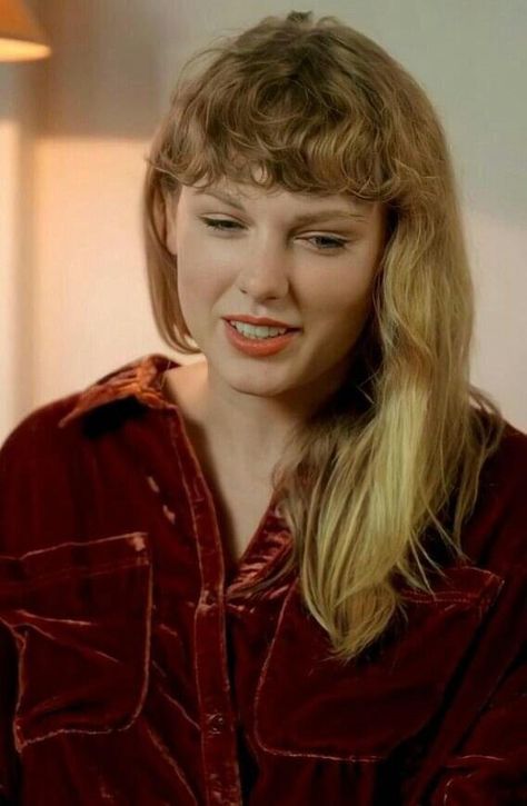 Taylor Swift Curly Bangs, Messy Bangs, Wavy Bangs, Curly Braids, Curly Bangs, Taylor Swift Hair, Long Live Taylor Swift, Live Taylor, Taylor Swift 13