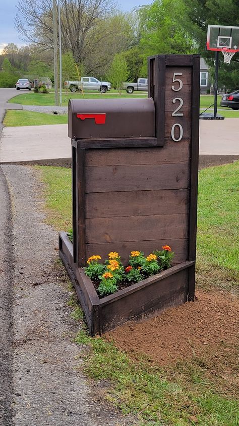 Modern mailbox with built in flower boxs Mailbox Wood Planter Ideas, Cute Mailbox Ideas Diy, Unique Mailbox Ideas Diy, Diy Mailbox Ideas Creative, Farmhouse Mailbox Ideas Diy Wood, Mail Box Ideas Curb Appeal, Rustic Mailbox Ideas Wood, Modern Mailbox Ideas, Country Mailbox Ideas Wood