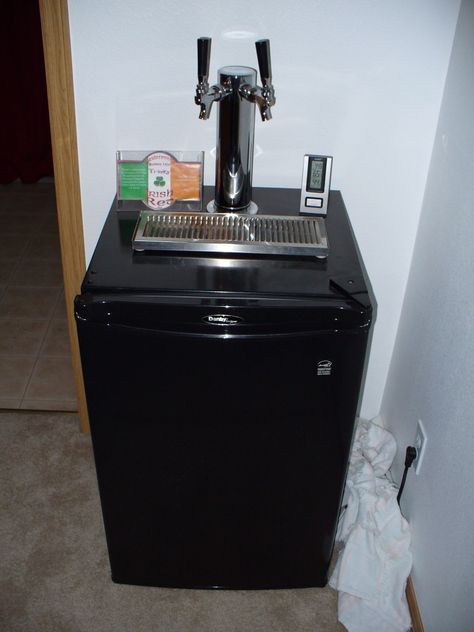 Fridge conversion Kegerator Diy, Cool Mini Fridge, Vintage Fridge, Brewery Bar, Beer Serving, Beer Fridge, Backyard Bar, Beer Brewery, Home Brewing Beer