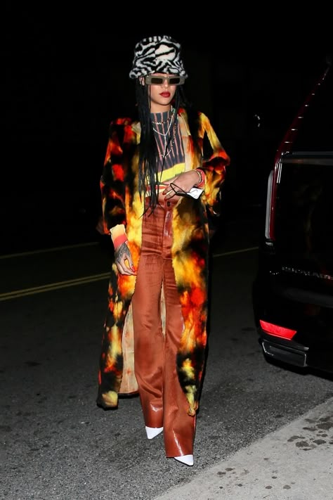 Rihanna Street Style, Looks Rihanna, Fur Bucket, Rihanna Outfits, Rihanna Looks, Fur Bucket Hat, Rihanna Style, Joe Jonas, Sophie Turner