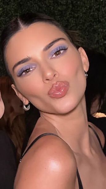 Kendall Jenner Selfie, Kendall Jenner Modeling, Kendall Jenner Face, Kendall Jenner Icons, Kendall Jenner Makeup, Reign Fashion, Jenner Makeup, Red Eyeshadow, Wallpaper Girly