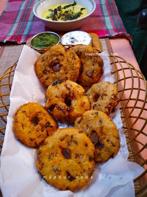 Maddur Vada, Menus Design, Breakfast Essentials, Coconut Chutney, Types Of Flour, Desi Food, Evening Snacks, Indian Snacks, Curry Leaves