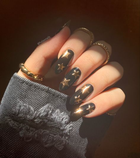 Black With Gold Stars Nails, Rose Gold Star Nails, Nail Inspo 2023 Black, Black Gold Star Nails, Black And Gold Star Nails, Black Nails Gold Stars, Gold And Black Nails Ideas, Black And Gold Nail Ideas, Gold Black Nails