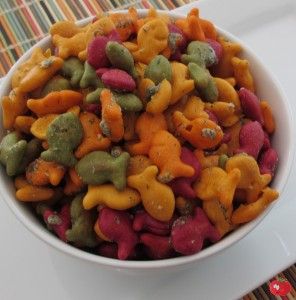 Goldfish cracker treats. Rainbow Goldfish, Cracker Treats, Rainbow Brite Party, Rainbow Brite Birthday, Goldfish Snack, Biscuit Pizza, Spice Combinations, Swimming In The Sea, Goldfish Crackers