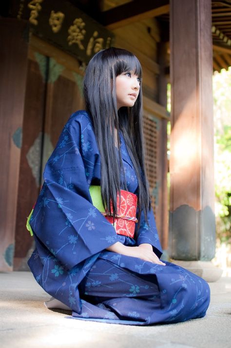 Mini by keaton Mode Kimono, Yukata Kimono, Blue Kimono, Traditional Kimono, Japanese Geisha, Woman Sitting, Poses References, Japan Girl, Maneki Neko