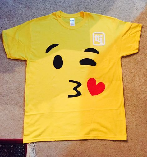 DIY, No Sew Emoji Shirt!! Emoji Outfits, Emoji Costume, Make Emoji, Party Emoji, Emoji Craft, Emoji Tshirt, Emoji Clothes, Emoji Ideas, T Shirt Frame