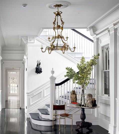 ELLE Decor on Instagram: “In 1stdibs founder Michael Bruno's dream home, located in Tuxedo Park, NY, uses contrasting blacks, whites, and grays to create a masculine…” Black And White Stairs, Staircase Styles, Painted Staircases, Black Stairs, Tuxedo Park, White Stairs, Interior Design Games, Childhood Dream, Stairway Design