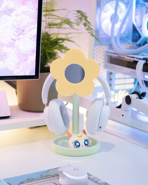 🌼GIVEAWAY🌼 @hello.oregano and I teamed up to make this gorgeous headphone stand, and they want to give one away to one of you guys! To participate in the giveaway you have to: 🌼tag a friend 🌼follow @cozymaja 🌼follow @hello.oregano one comment per tag, you can tag and comment several times to increase your chances to win 🥇 winner will be picked the 19th of june ☘️ and for those of you who don’t win, Hello Oregano will be selling these soon 👀 🌸🌸🌸 #desksetup #headphonestand #deskacc... Headphone Stand, Kawaii Things, Gaming Stuff, Winter Coffee, Dekorasi Kamar Tidur, Headphone Stands, Cute Bedroom Decor, Video Ideas, Cute Room Decor