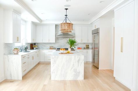 Marble Waterfall Center Island with Wood Drum Light Pendants White Transitional Kitchen, Waterfall Island Kitchen, Open Kitchen Layouts, Kitchen Island Tops, Quartz Backsplash, Handmade Aesthetic, Kitchen New York, White Kitchen Island, Kitchen Backsplash Designs