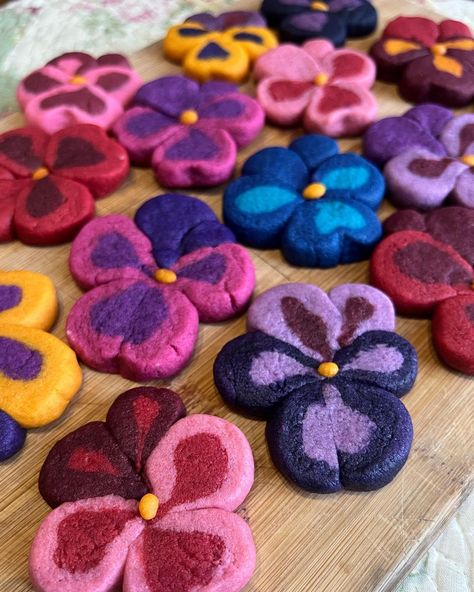 basket full of cookies is extremely soo la voo of me 👩🏾‍🎨 swipe to see an entire meadow of pansy cookies just for you… | Instagram Pansy Cookies, Violet Cookies, Pretty Recipes, Spring Baking, Colored Sugar, Edible Creations, Birthday Dinner Party, Favorite Cookie Recipe, Diy Desserts