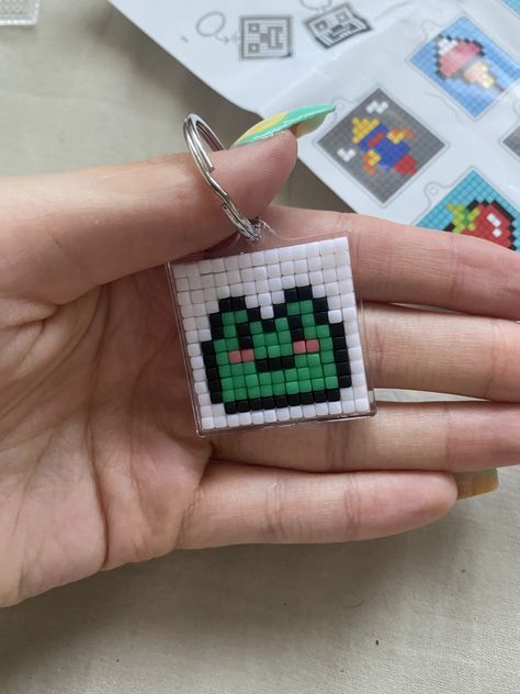 13x13 Pixel Art, Pixel Art Keychain, Pixel Keychain, Safety Pin Art, Frog Keychain, Safety Pin Crafts, Pixel Beads, Tiny Cross Stitch, Easy Pixel Art