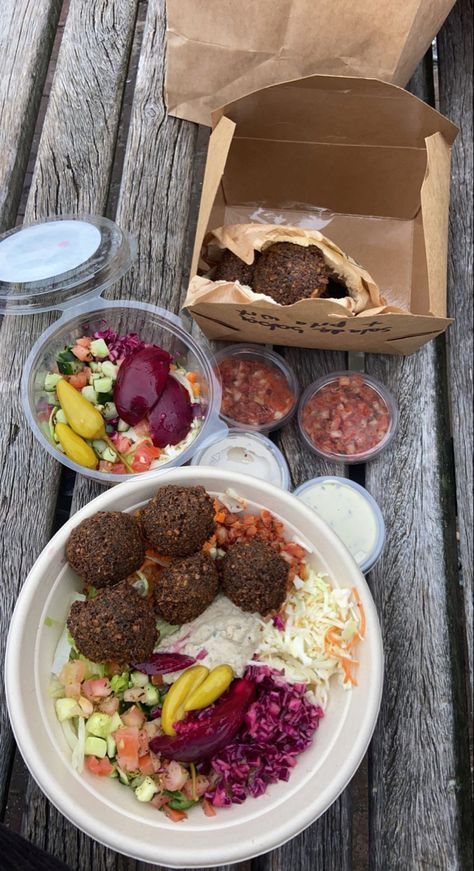 Pita with falafel and falafel salad with hummus Salad With Hummus, Falafel Bowl, Falafel Salad, Pita, Hummus, Acai Bowl, Yummy Food, Salad, Bowl