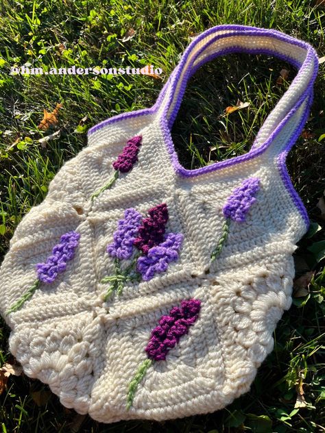 Lilac Crochet Pattern, Crochet Lavender Granny Square, Purple Granny Square Crochet, Bag Crochet Granny Square, Butterfly Crochet Granny Square, Tote Bag Crochet Granny Squares, Crochet Ideas Purple, Purple Crochet Tote Bag, Crochet Bags Granny Square