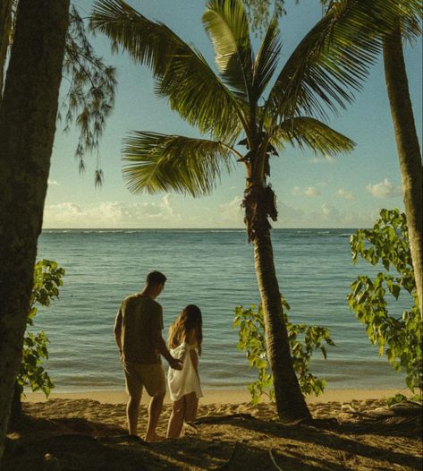 Hawaii Beach Couple Photos, Hawaii Honeymoon Photoshoot, Hawaii Couple Photos, Hawaii Couple Aesthetic, Engagement Photos Hawaii, Hawaii Couple Pictures, Proposal Aesthetic, Island Engagement Photos, Island Couple