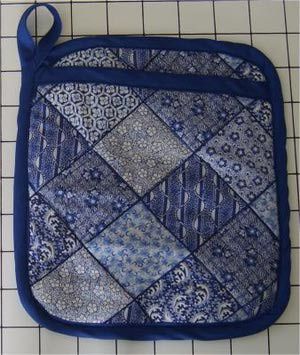 Keep Your Dishes Hot and Your Hands Cool with These 6 Kitchen Sewing Projects: Sew a Potholder that Doubles as an Oven Mitt Holiday Hand Towels, Quilted Potholders, Potholder Patterns, Small Sewing Projects, Kitchen Crafts, Hot Pad, Oven Mitt, Sewing Gifts, Oven Mitts