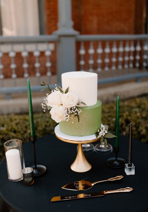 Forest Green Wedding Cake, Dark Green Wedding Cake, Dark Green Wedding Cakes, Cake Green And Gold, Green And Gold Wedding Cake, Emerald Green Wedding Cake, Forest Theme Wedding Cake, Nikkah Cake, Emerald Wedding Cake